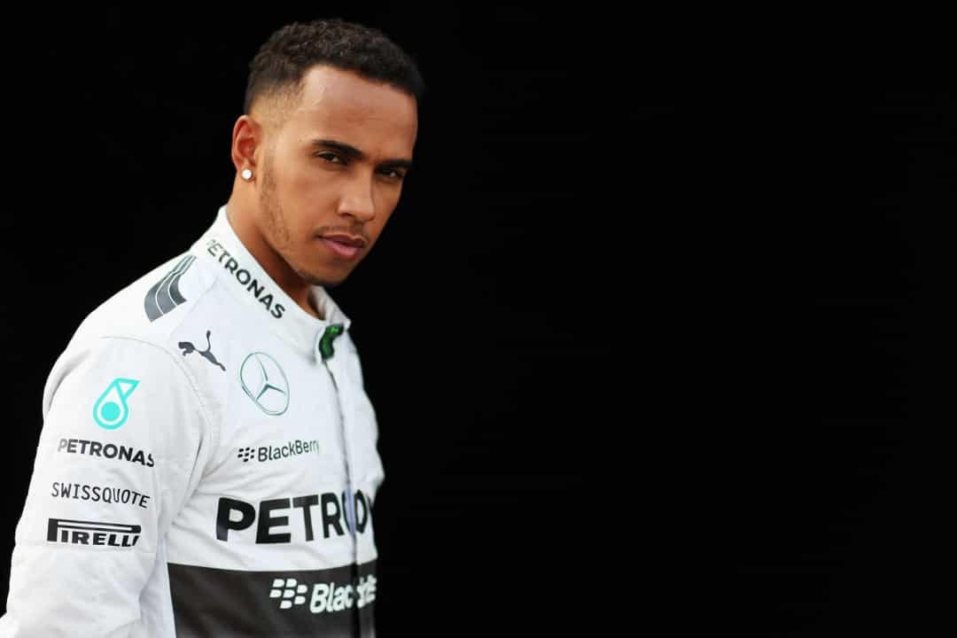 Lewis Hamilton là một công thần F1, được nhiều người coi là tay đua xuất sắc nhất mọi thời đại, anh cũng có vẻ điển trai rất quyến rũ.  