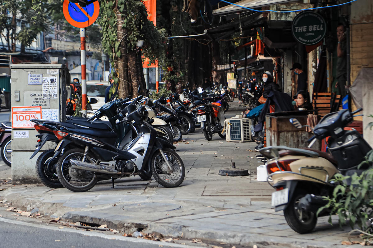 Hiện nay, 5 tuyến phố trên đều sử dụng vỉa hè làm nơi để phương tiện cho người dân, khách hàng đến các cửa hàng để sử dụng dịch vụ.