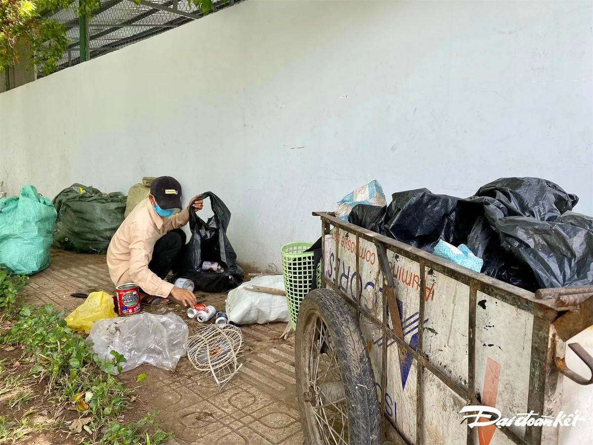 Ông Minh (62 tuổi), hành nghề lượm ve chai ngồi bên vỉa hè đường Phan Chu Trinh (quận Bình Thạnh), khi được phóng viên hỏi dịch Covid-19 ảnh hưởng như thế nào, ông Minh cho biết: “Dịch không kiếm ra tiền nên không có tiền thuê trọ, mấy ngày rồi phải ngủ ngoài đường”.