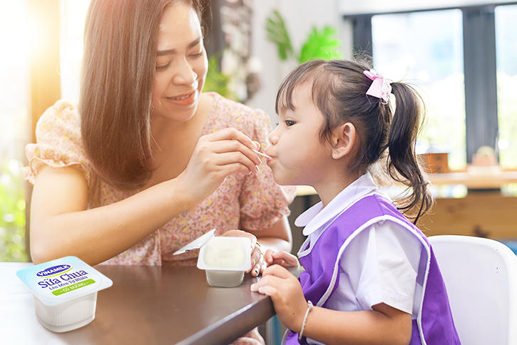 Mỗi ngày sử dụng một hộp sữa chua Vinamilk góp phần cân bằng hệ vi sinh đường ruột, tăng cường sức khỏe hệ tiêu hóa. Nguồn: Shutterstock