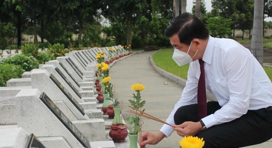 Ông Nguyễn Hồng Lĩnh, Ủy viên Trung ương Đảng, Bí thư Tỉnh ủy Đồng Nai thắp hương tại phần mộ các liệt sĩ. Ảnh: Báo Đồng Nai.