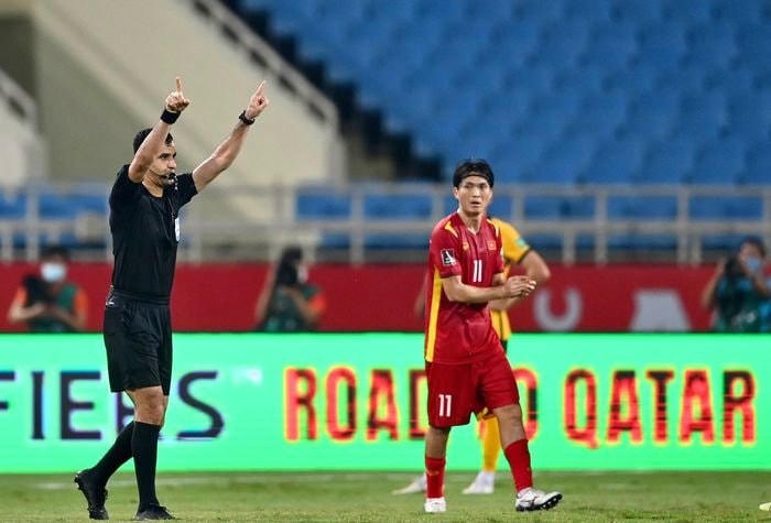 Đội tuyển bóng đá Việt Nam (11 người) cũng không ít lần chịu thiệt thòi từ các quyết định liên quan đến công nghệ VAR.