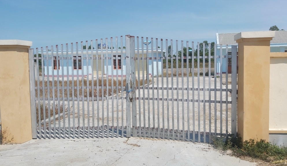 1.Hơn 2 năm nay, luôn cửa đóng then cài.