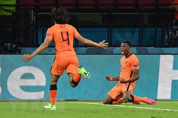 Hậu vệ Hà Lan Denzel Dumfries (phải) ăn mừng bàn nâng tỷ số 3-2 cho đội nhà trong trận gặp Ukraine. (Ảnh: AFP/TTXVN).