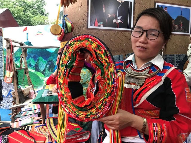 Chị Tải Thị Mai giới thiệu tới du khách về chiếc khăn đội đầu dài tới 5m của phụ nữ dân tộc Pà Thẻn  