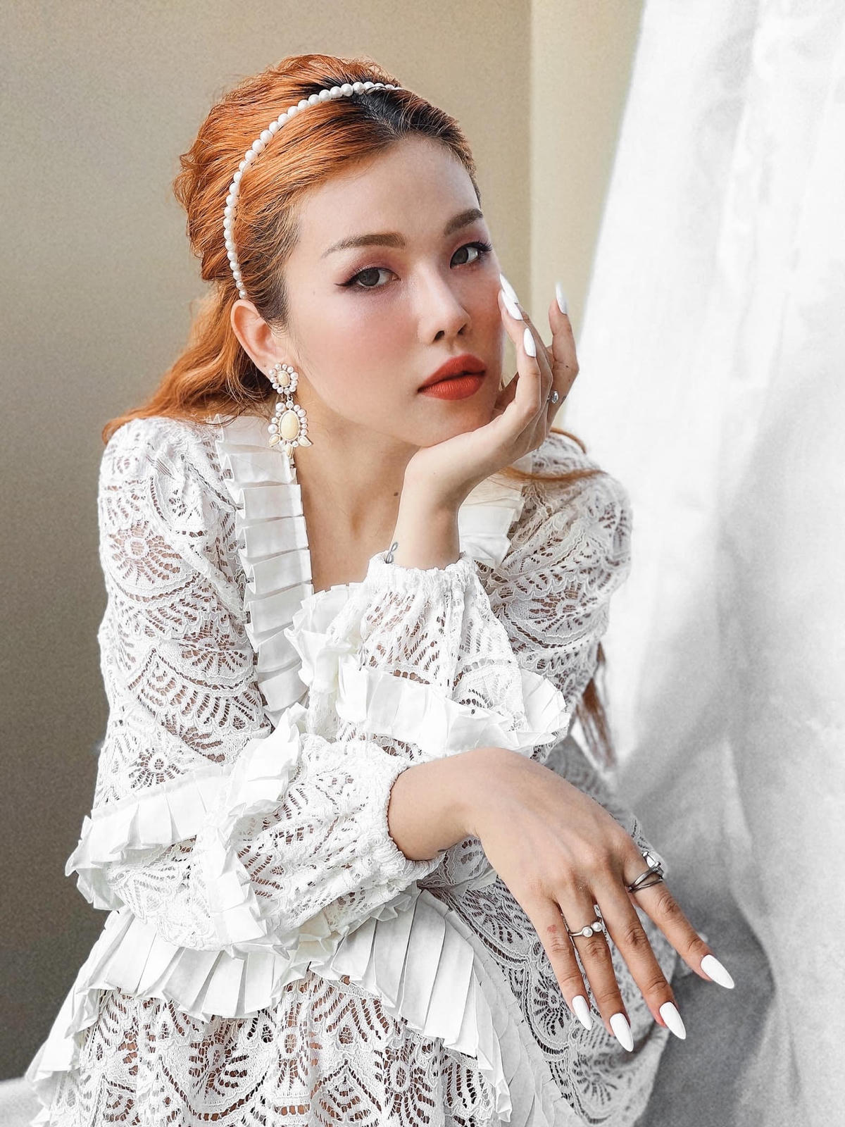 Trương Thảo Nhi được biết đến từ cuộc thi The Voice mùa thứ hai nhưng cô được giới trẻ yêu mến kể từ sau khi song ca cùng nam ca sĩ Trúc Nhân ca khúc 'Bốn chữ lắm'.