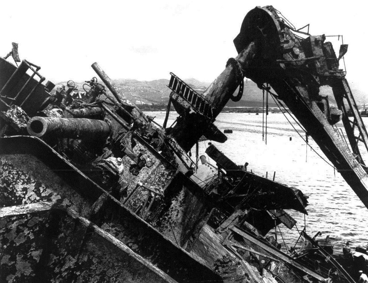 Bức ảnh từ 24/5/1943, xác thiết giáp hạm USS Oklahoma nổi lên mặt nước tại Trân Châu Cảng, Oahu, Hawaii. Ảnh: AP.  
