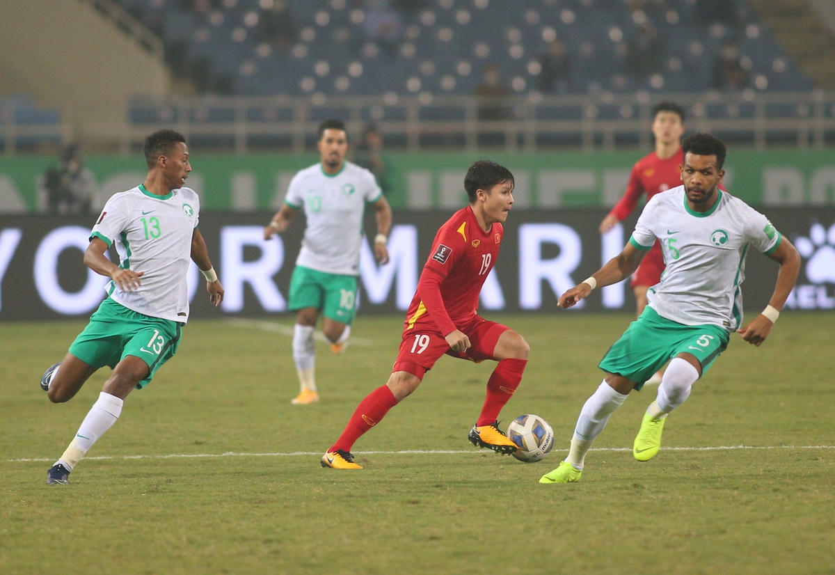 Quang Hải nỗ lực nhưng gặp khó trước đối thủ chơi đầy đẳng cấp