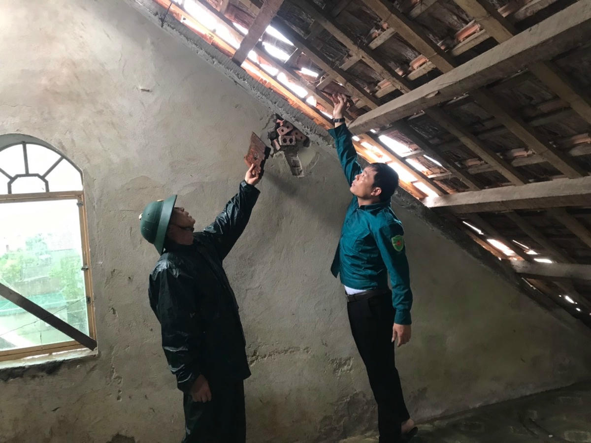 Gần 100 nhà dân ở xã Cương Gián bị tốc mái, thiệt hại lớn.