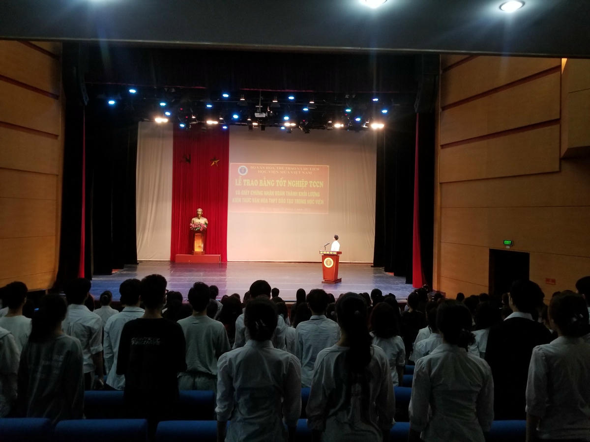 Lễ trao bằng tốt nghiệp diễn ra lúc 9h30 tại Hội trường C, Học viện Múa Việt Nam