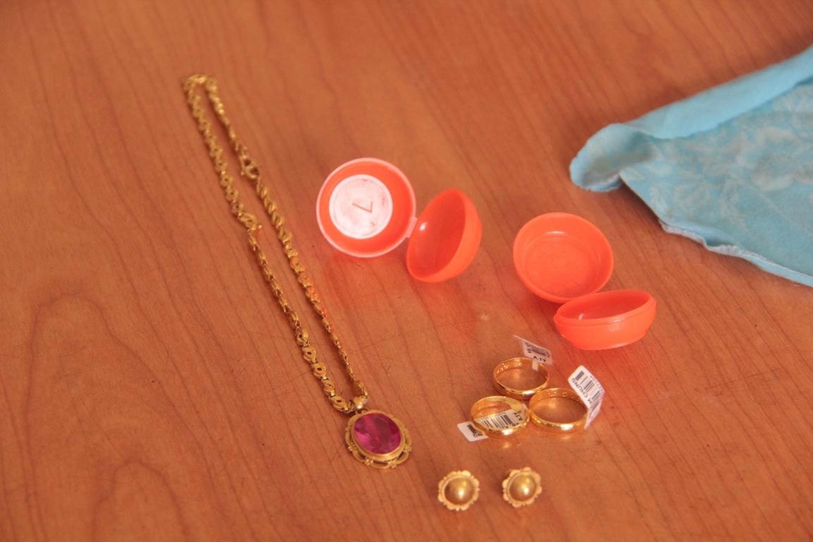 Người đàn ông thu mua phế liệu nhặt được 1,1 cây vàng trong ủng cao su.