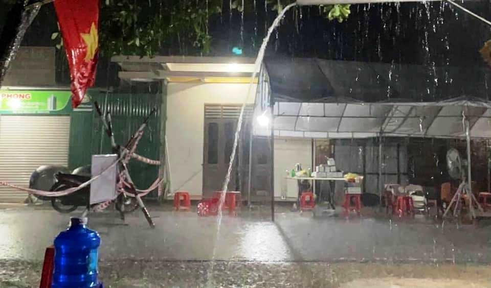 Cơn mưa bất chợt khiến lực lượng tuyến đầu thêm phần vất vả.