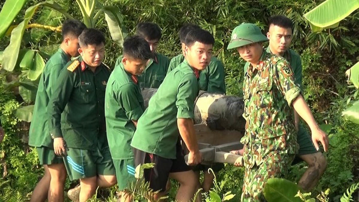 Quả bom được thu hồi, di chuyển về nơi hủy nổ.