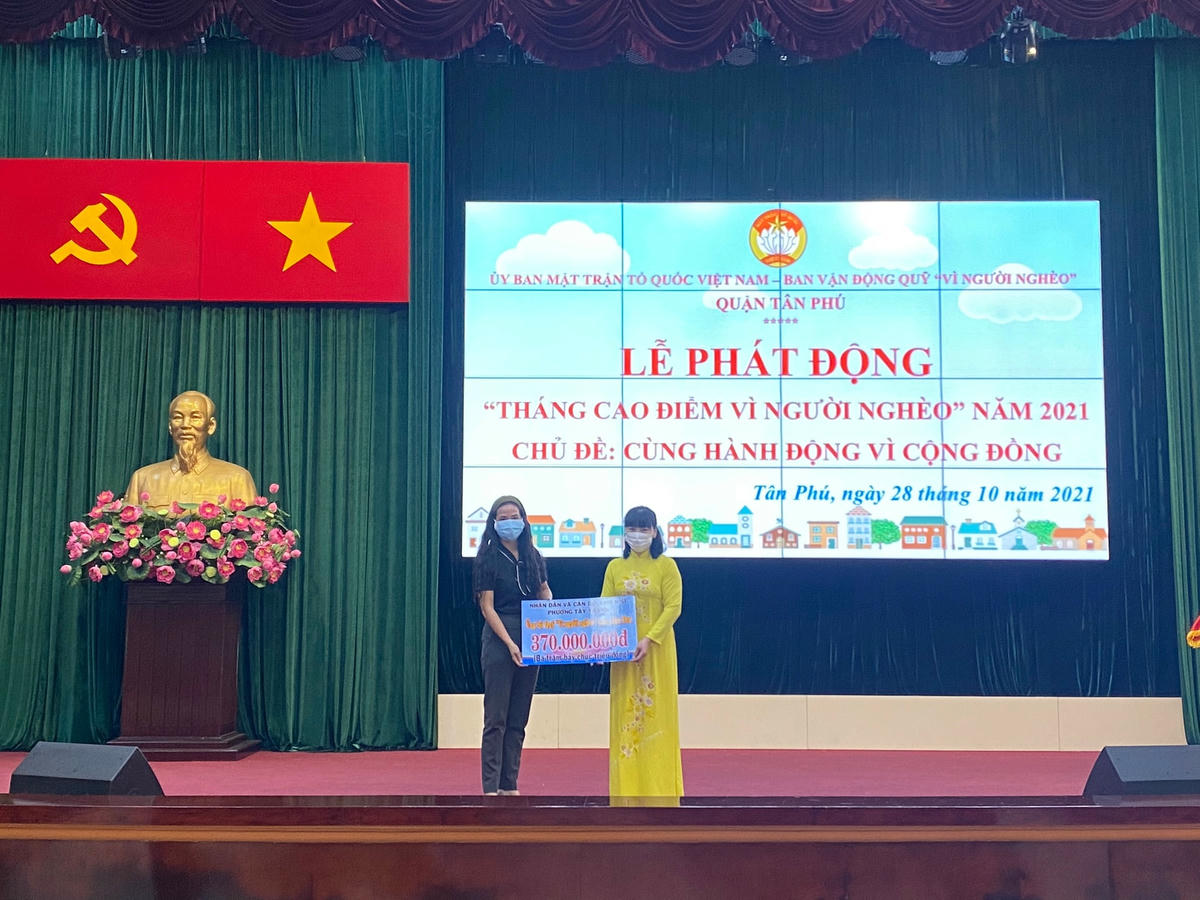 Tập thể nhân dân, cán bộ chiến sỹ phường Tây Thạnh ủng hộ quỷ vì người nghèo 