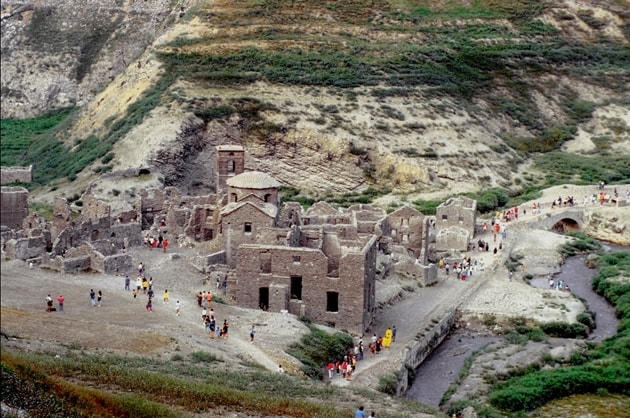 Mỗi lần hồ được rút nước, ngôi làng dưới đáy hồ lộ diện, thu hút hàng triệu du khách hiếu kỳ thăm quan. Ảnh: Marco Ermili / flickr.