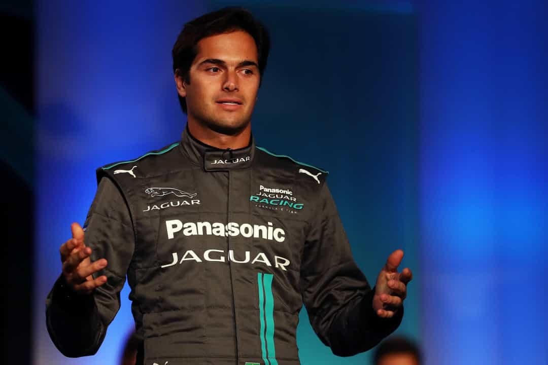 Tay đua người Brazil Nelson Piquet Jr đã lái xe cho Renault trong 2 năm.  