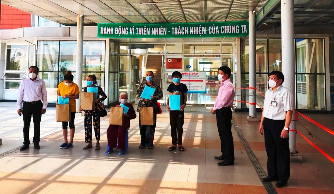 Trao Giấy ra viện cho 5 BN mắc Covid-19 xuất viện.