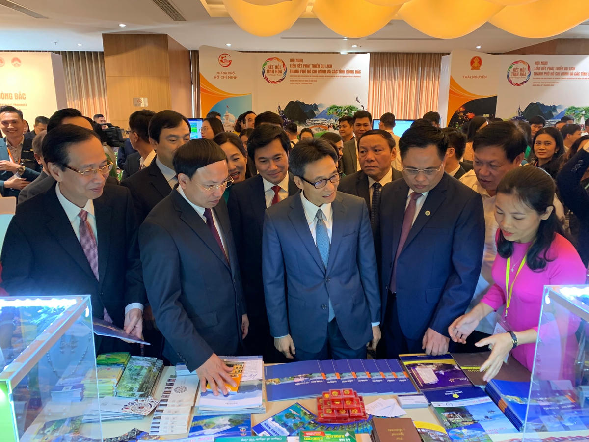 Phó Thủ tướng Vũ Đức Đam cùng các đại biểu tham quan gian hàng của tỉnh Quảng Ninh tại hội nghị.