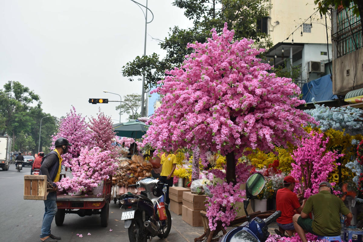 Xu hướng hoa giả cũng là một trong những mặt hàng trang trí Tết thu hút người mua.