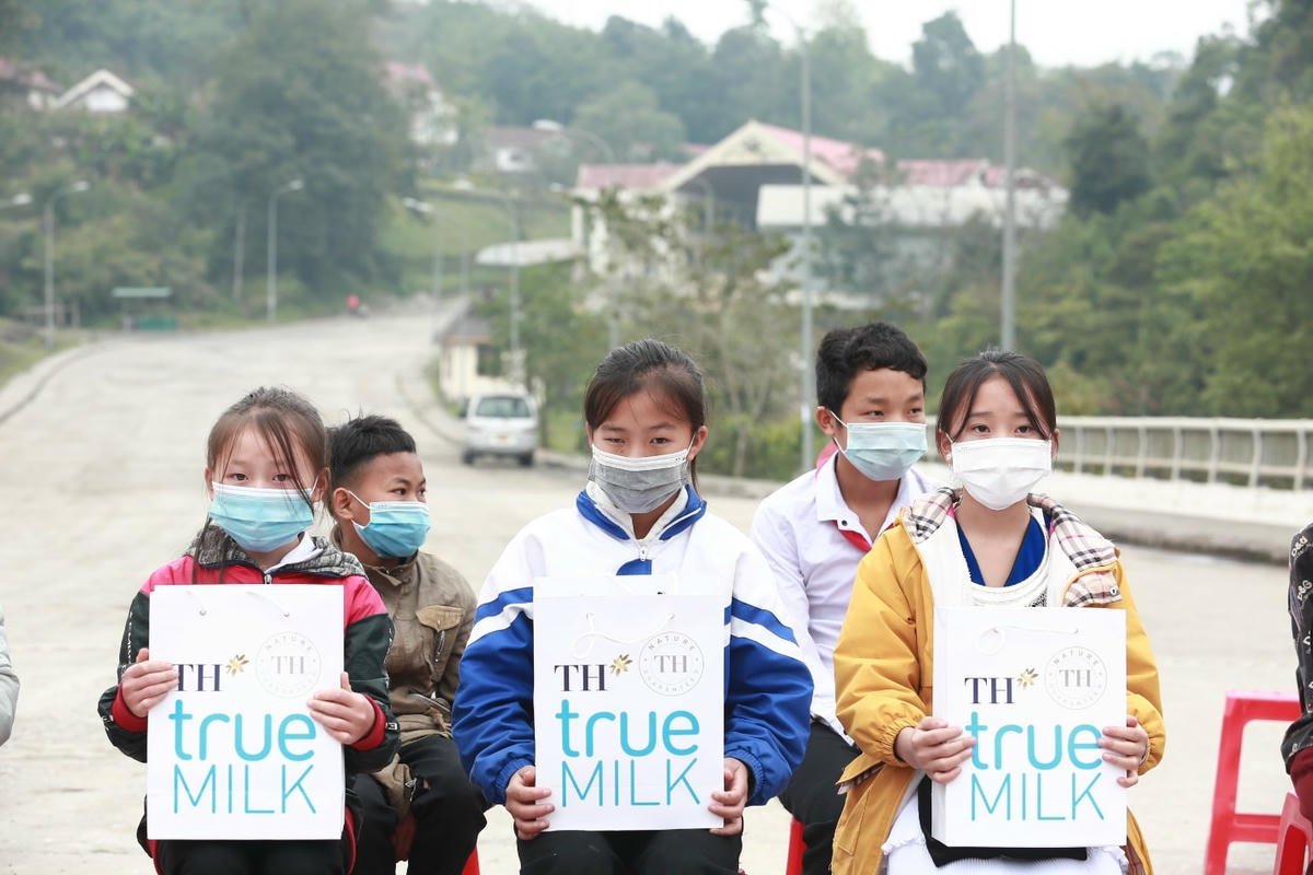 Ngoài xây tặng 30 nhà vệ sinh trường học đạt chuẩn, Chương trình còn trao hàng trăm suất quà, học bổng và khánh thành nhiều công trình trường học, ngôi nhà hạnh phúc, xây cầu,…