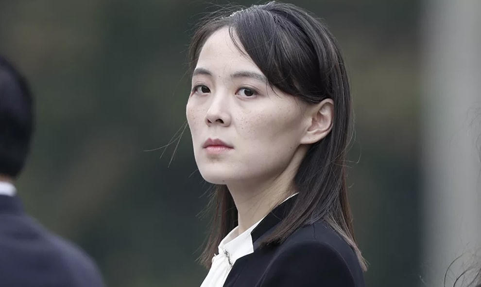 Kim Yo-jong khoảng 30 tuổi vì ngày sinh chính xác của cô vẫn chưa được biết. Theo Bộ Tài chính Hoa Kỳ, cô sinh ra ở Bình Nhưỡng vào ngày 26/9/1989, trong khi đó, các nguồn tin của Hàn Quốc lại xác định ngày sinh của cô vào ngày 26/9/1987. Trong ảnh: Kim Yo-jong tham dự lễ viếng Lăng Chủ tịch Hồ Chí Minh tại Thủ đô Hà Nội, Việt Nam, ngày 2/3/2019.