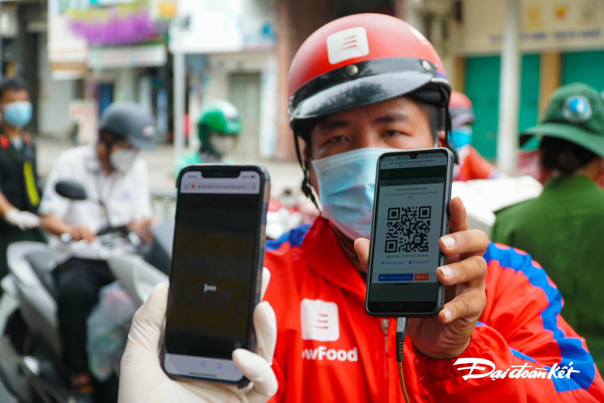 Tất cả người dân khi qua chốt đều phải thực hiện khai báo, kể cả shipper khi đã có đơn hàng.