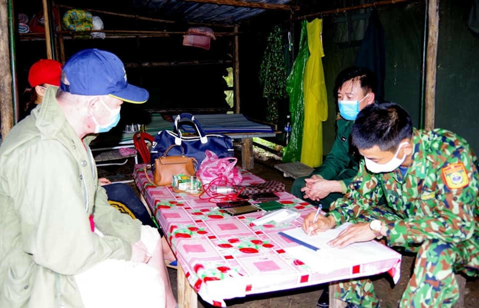 Lực lượng biên phòng làm việc với 2 đối tượng.