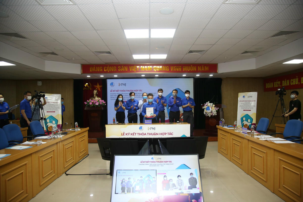 Quang cảnh buổi lễ ký kết.