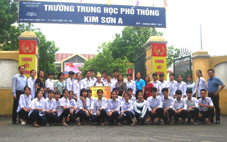 Bạn bè 12B1 cùng thầy cô giáo chụp ảnh cùng Thu Hằng.