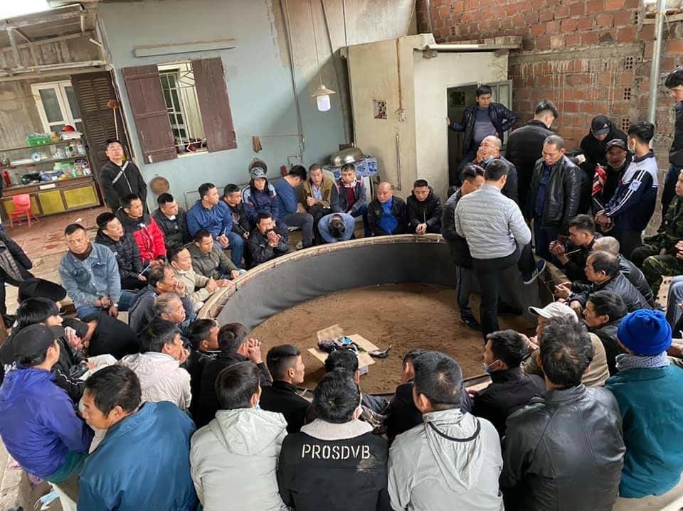 Các đối tượng đá gà bị bắt quả tang.