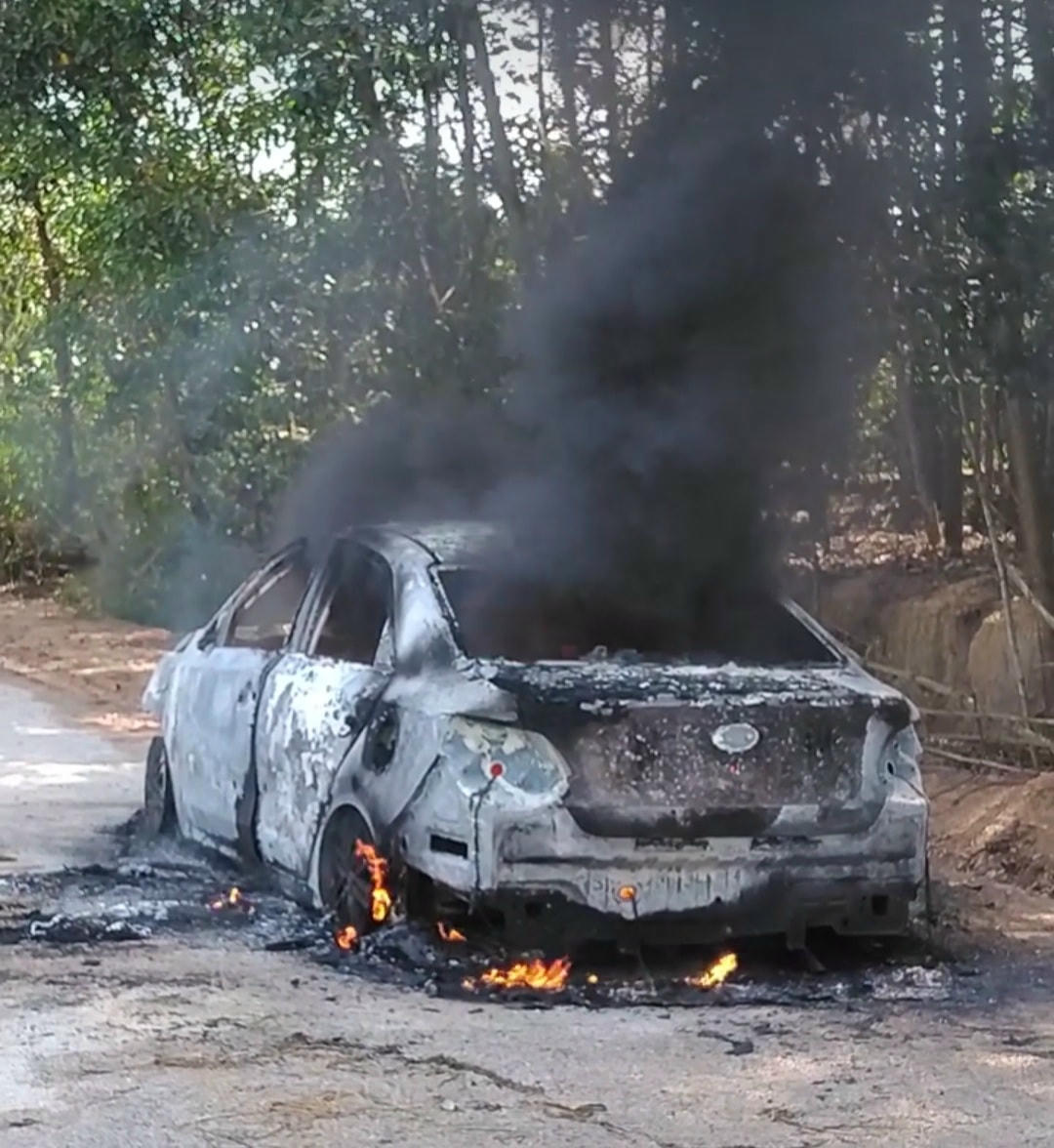 Thời tiết nắng nóng khiến lửa bén nhanh, thiêu rụi hoàn toàn chiếc xe 4 chỗ.