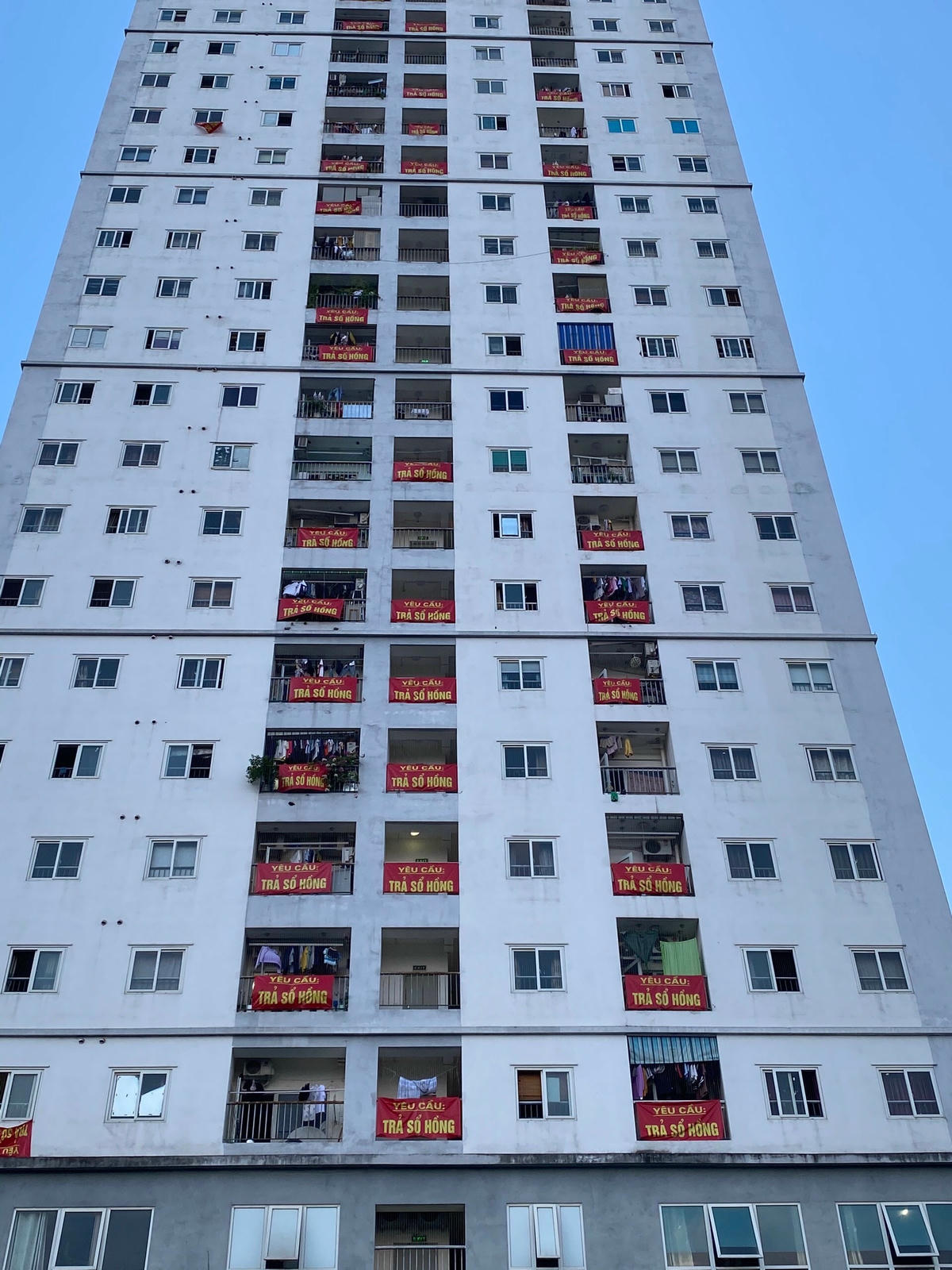 Cư dân Chung cư An Bình giăng băng rôn yêu cầu Chủ đầu tư phải bàn giao sổ Hồng.