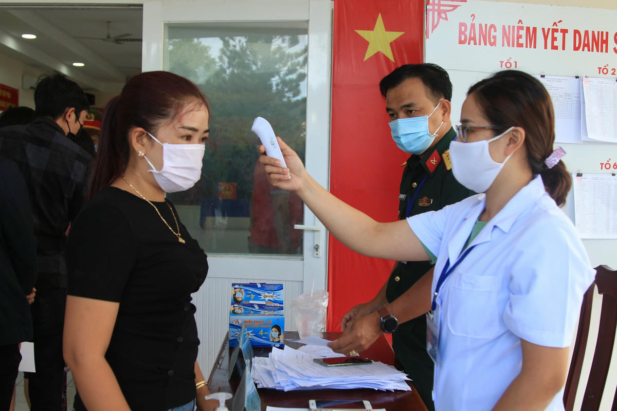 Cử tri huyện Côn Đảo được đo thân nhiệt trước khi vào khu vực bầu cử.