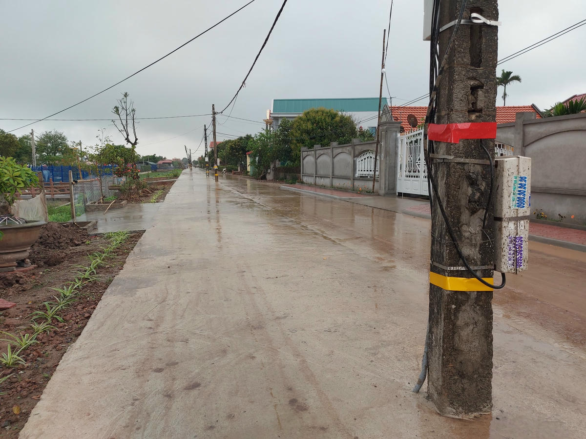 Theo người dân địa phương, kể từ khi triển khai dự án mở rộng đường giao thông xã Khánh Thủy từ 7m lên 9m vào đầu năm 2020, các đơn vị liên quan đã không tiến hành di dời các cây cột điện cũ mà họ đổ thẳng bê tông lấp luôn các hố chôn cột điện.