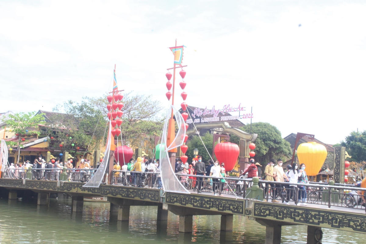 Rất đông người dân du Xuân qua cầu An Hội, TP Hội An.