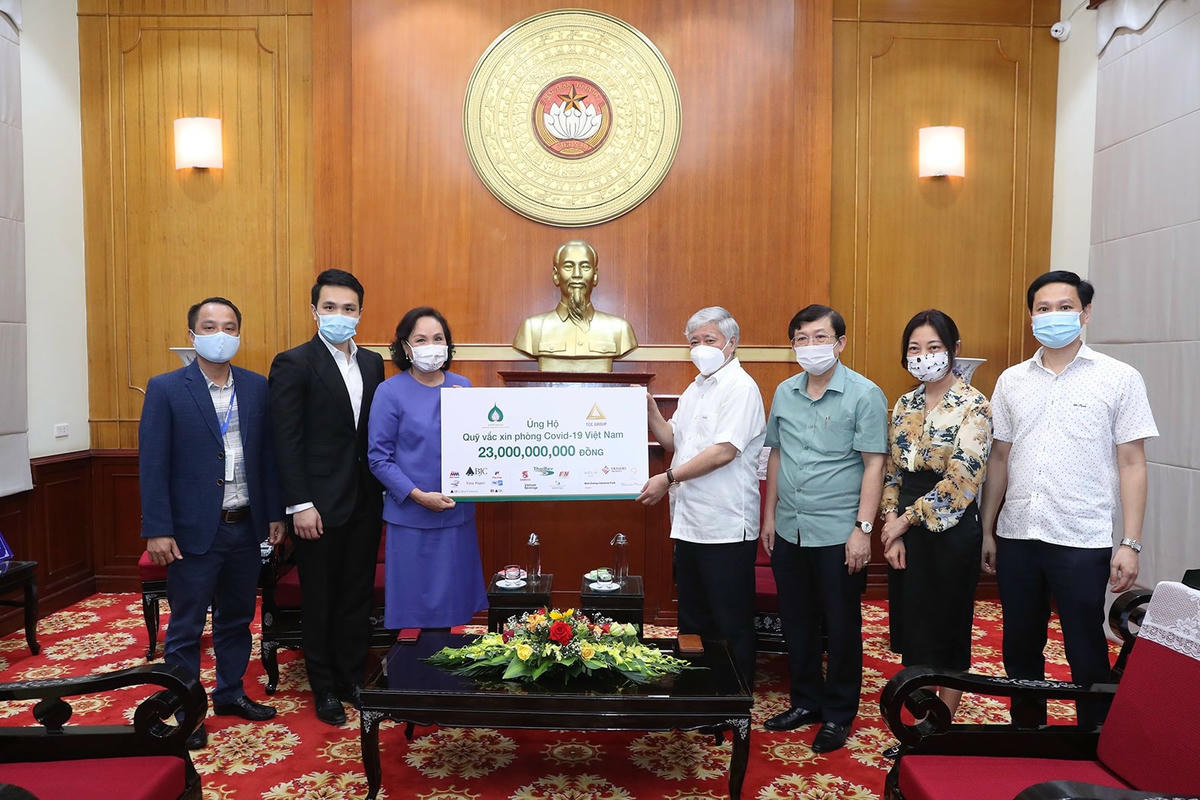 Chủ tịch Đỗ Văn Chiến tiếp nhận ủng hộ từ Tập đoàn TCC.