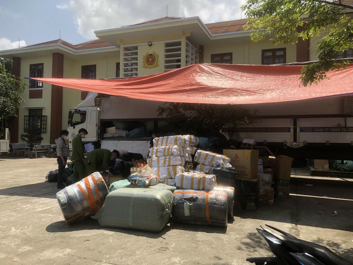 Công an TP. Huế tiến hành tạm giữ số hàng hóa trên.