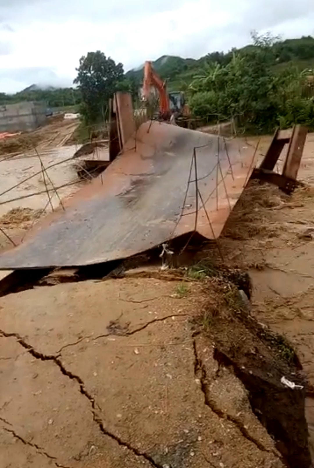 Cầu tạm bản Pùng bị dòng nước dữ cuốn trôi.