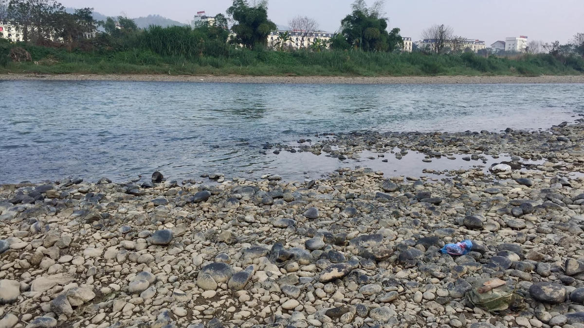 Kỹ sư Lưu Minh Hải, Giám đốc Đài khí tượng thủy văn tỉnh Lào Cai xác nhận với Dân trí, dòng sông Hồng chảy qua thành phố Lào Cai mấy ngày gần đây trong xanh khác thường, tuy nhiên nguyên nhân do đâu phải có thời gian nghiên cứu....