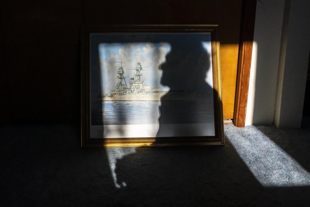 Bức tranh tàu USS Oklahoma vẫn luôn được Russel cất giữ tại nhà riêng. Ảnh: AP.  