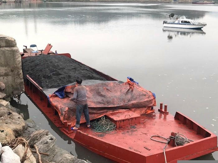 Phương tiện chở than bị lực lượng chức năng phát hiện, thu giữ. 