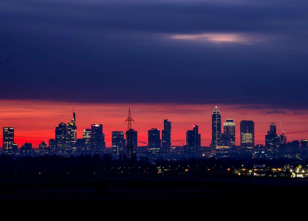 Một đám mây đen lơ lửng trên các tòa nhà của khu ngân hàng ở thành phố Frankfurt (Đức) trước khi mặt trời mọc. Ảnh AP / Michael Probst.