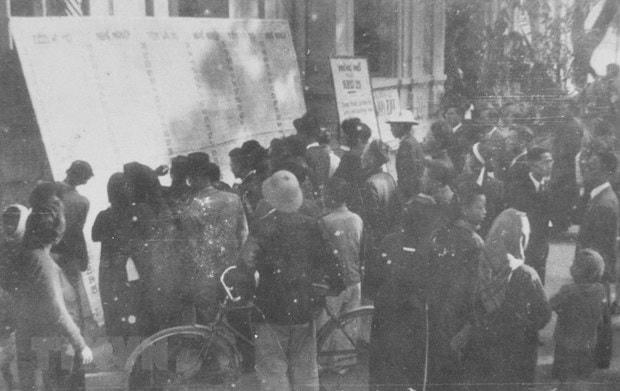 Cử tri Thủ đô xem danh sách, tiểu sử các đại biểu ra ứng cử trong ngày Tổng tuyển cử đầu tiên. (Ảnh: Tư liệu TTXVN).