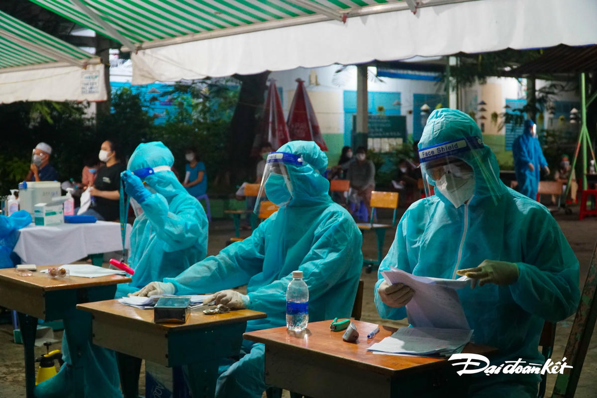 Nhân viên y tế cẩn thận rà soát lại danh sách người tiêm.