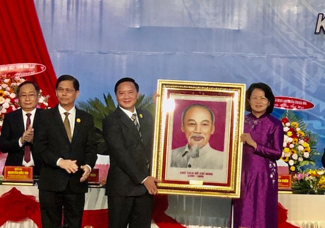 Bà Đặng Thị Ngọc Thịnh, Ủy viên Ban Chấp hành Trung ương Đảng, Phó Chủ tịch nước tặng bức ảnh Chân dung Chủ tịch Hồ Chí Minh chúc mừng Đại hội. 