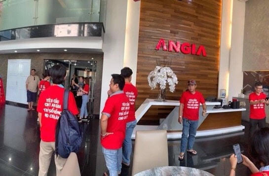 Cư dân cùng nhau lên trụ sở Công ty An Gia làm việc về.