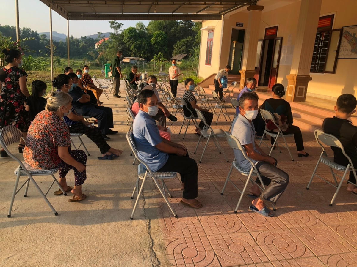 Sáng tinh mơ, cử tri Hà Tĩnh tập trung đến điểm bầu cử để hoàn thành quyền và nghĩa vụ công dân.