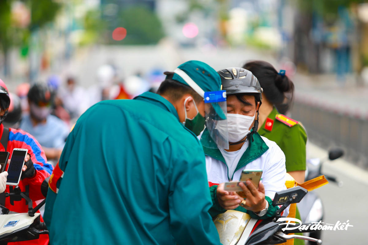 Lực lượng dân quân hỗ trợ người dân khai báo thông tin.