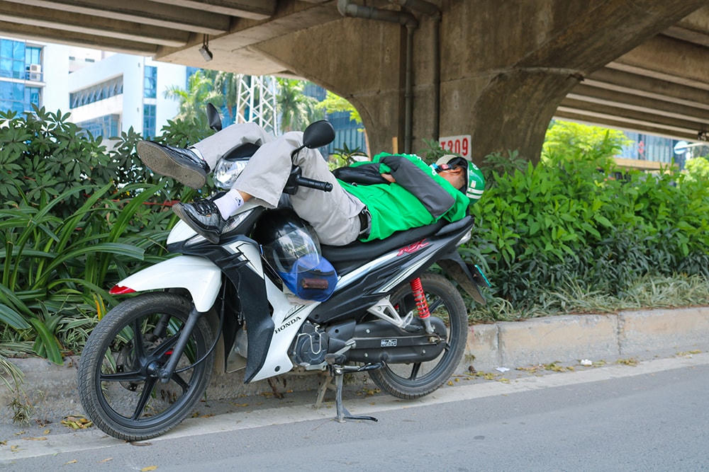 [ẢNH] Những giấc ngủ vội giữa cái nắng như 'đổ lửa’ ở Thủ đô