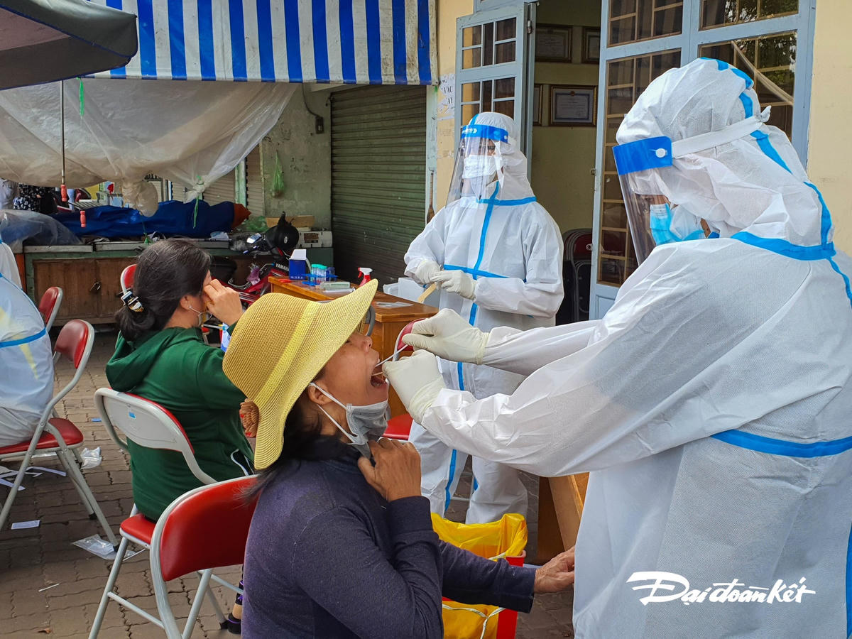 TP. Vũng Tàu tổ chức xét nghiệm hơn 2.100 tiểu thương buôn bán tại các chợ trên địa bàn.